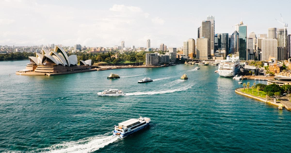 Sydney harbour skyline with cloud computing infrastructure icons representing Oracle Cloud adoption across Australian enterprises