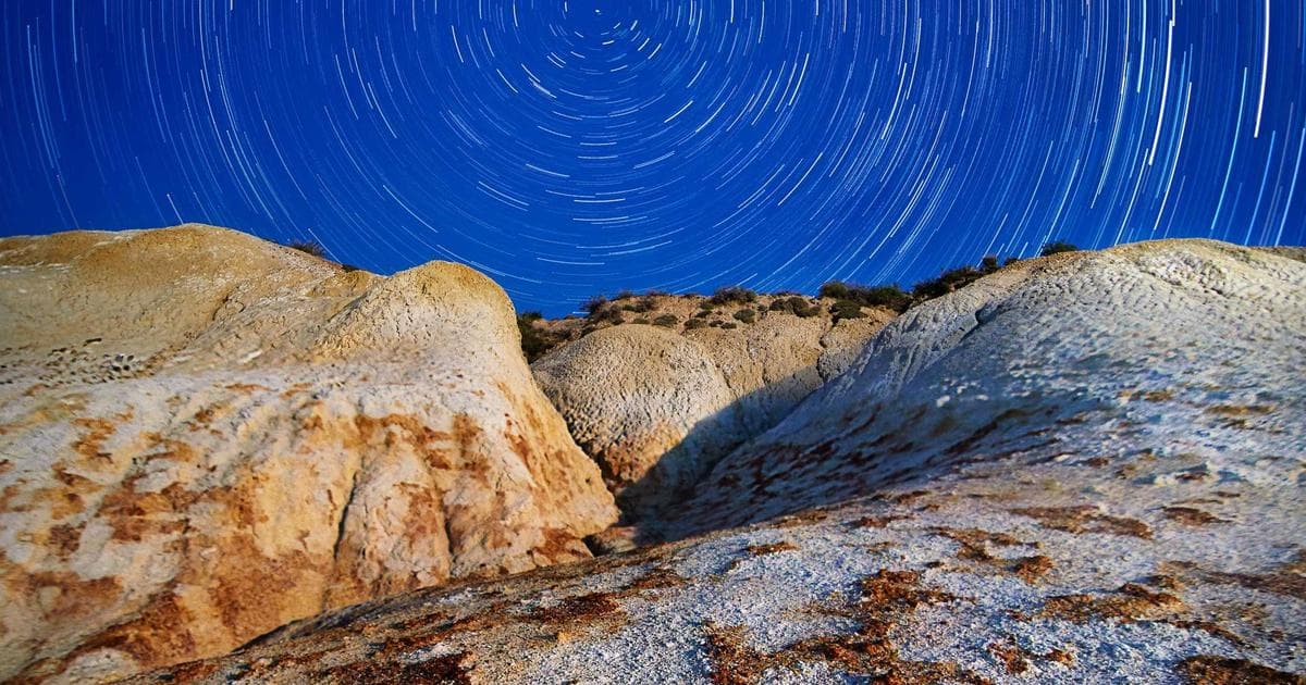 Aerial view of a Gulf city skyline with cloud computing infrastructure icons representing Oracle Cloud adoption across GCC enterprises