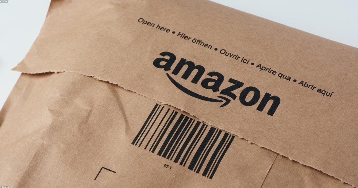 E-commerce architecture showing CDN, microservices, recommendation engine, and omnichannel fulfillment systems